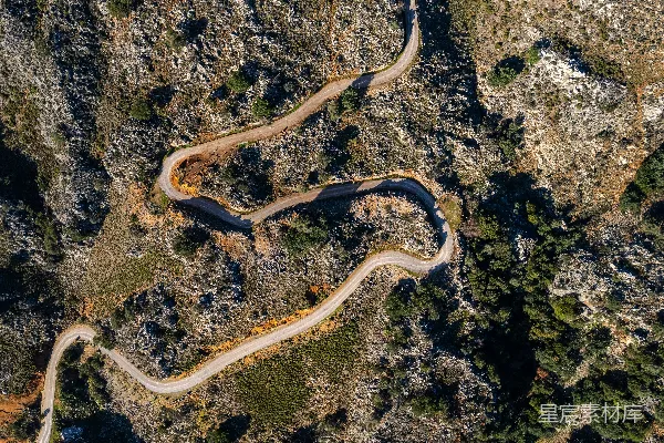高清摄影 山脉中蜿蜒道路的俯瞰图