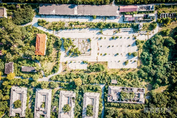 高清摄影 棕色灰色混凝土建筑环绕着树木的航拍照片