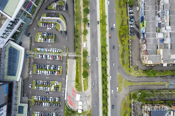 高清摄影 一条有车和建筑物的道路