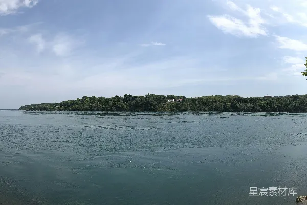 高清摄影 蓝天白云下观平静海，山在蓝白之间