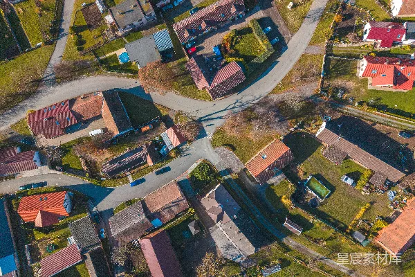 高清摄影 村庄俯瞰图，蜿蜒的道路和房屋错落有致。
