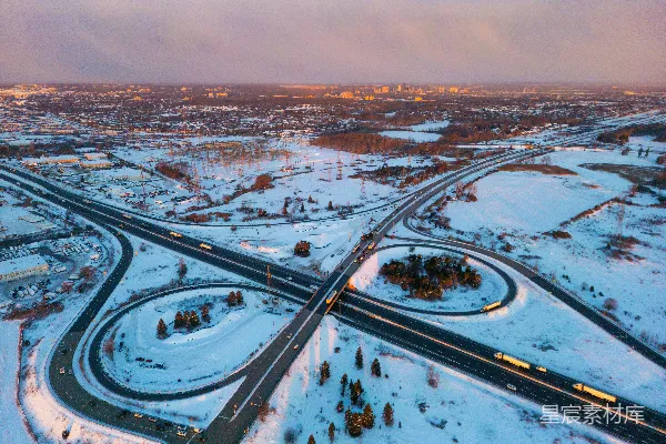 高清摄影 黄昏时分的雪白高速公路互通