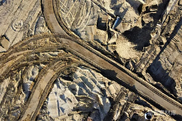 高清摄影 在沙子上看到的火车轨道的空中俯瞰图