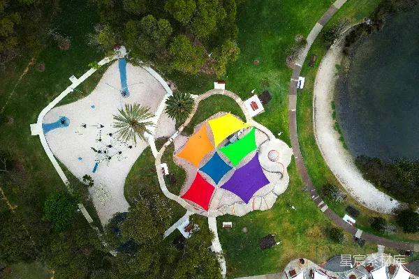 高清摄影 一个公园的航拍图，伞下有五颜六色的伞。