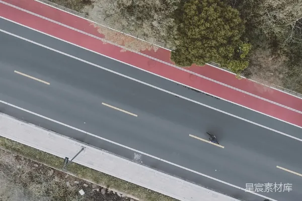 高清摄影 森林中间的公路俯瞰图