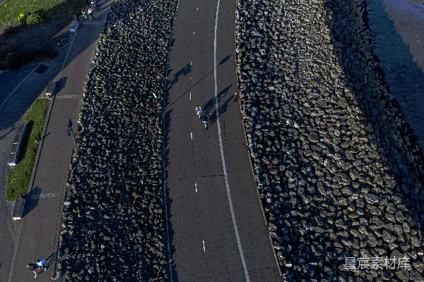 高清摄影 空中俯瞰一条道路和一条河流。
