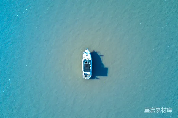 高清摄影 白天海中央的小白船