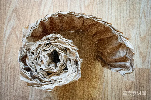 棕色木桌上的白色和黑色纺织品
