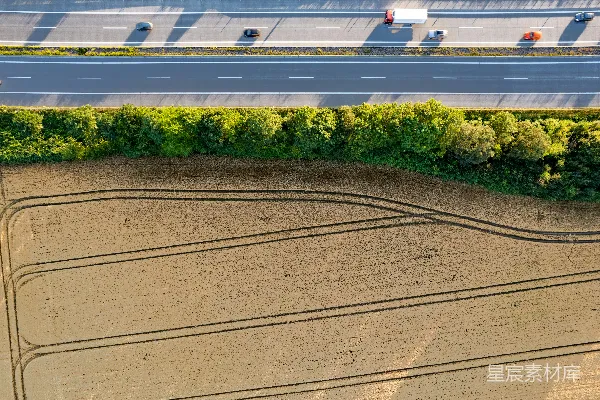 高清摄影 高速公路的空中俯瞰图，上面有车辆行驶。