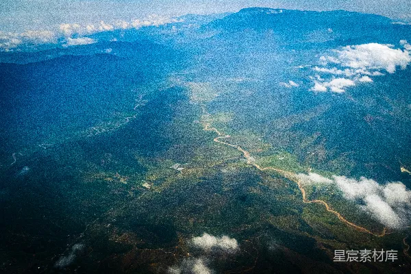 高清摄影 从空中俯瞰，一条河流蜿蜒穿过山谷。