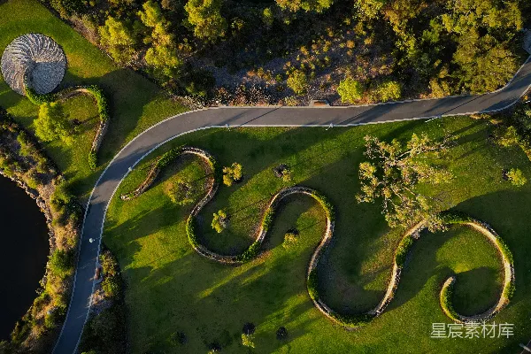 高清摄影 公园里蜿蜒道路的空中俯瞰图