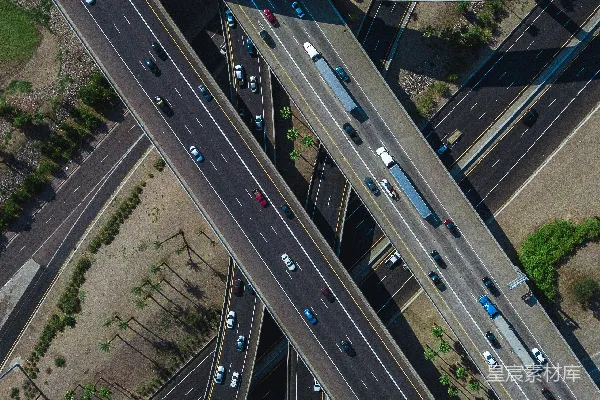 高清摄影 高角度拍摄的公路照片，其中有车辆。