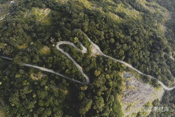 高清摄影 山间树木之间的道路航拍照片