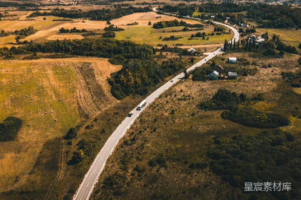 高清摄影 田地和树木附近的道路航拍