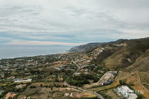 高清摄影 一座小城镇俯瞰图，位于山的一侧。