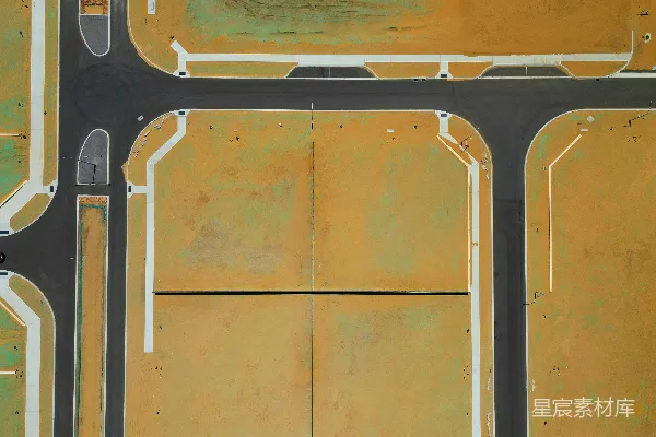 高清摄影 一个交叉路口的鸟瞰图，可以看到一个公交车站。