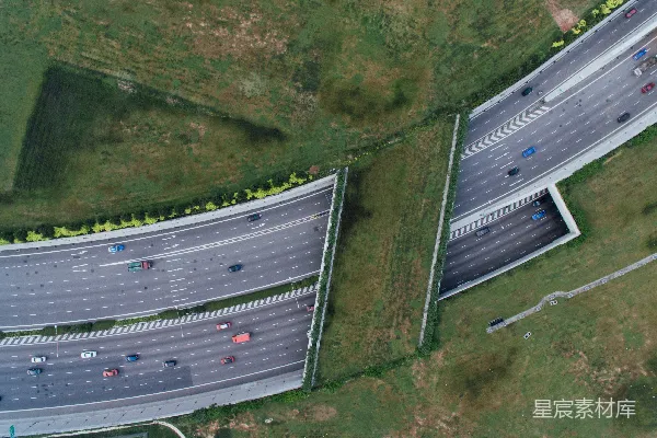 高清摄影 白天的空中俯瞰道路行驶的车辆