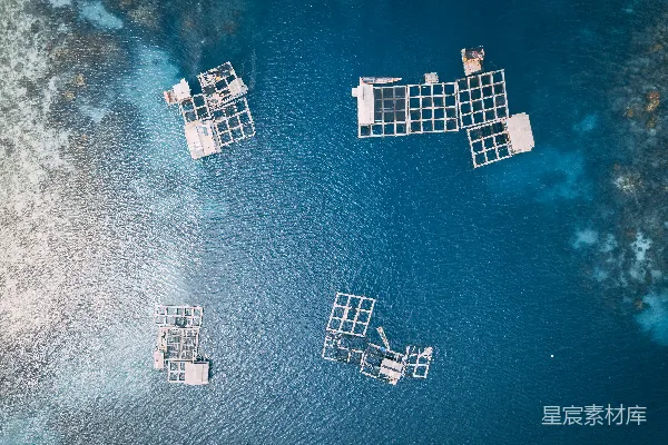 高清摄影 水面上方的白色框架航拍照片