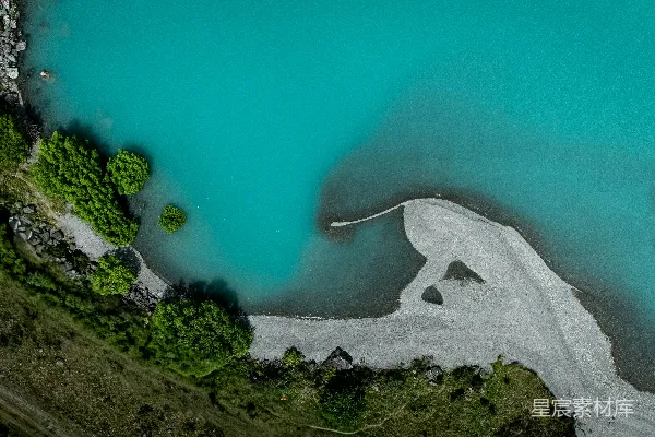 高清摄影 空中俯瞰碧绿的海水与岩石海岸交汇的景象