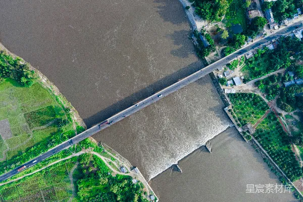 高清摄影 一座横跨河流的桥梁的空中俯瞰图