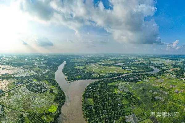 高清摄影 一条河流穿过郁郁葱葱的乡村的全景图