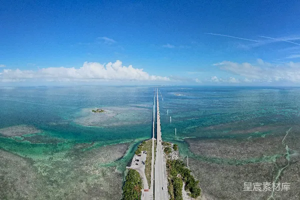 高清摄影 一条高速公路从空中俯瞰，穿越海洋。