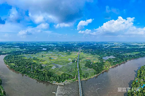 高清摄影 从鸟瞰视角看河流穿过森林的景象