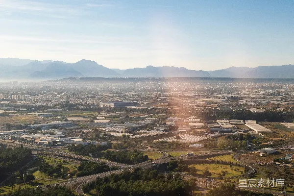 高清摄影 一个被树木环绕的城市的空中俯瞰图