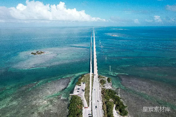 高清摄影 一条道路穿越海洋的航拍视角