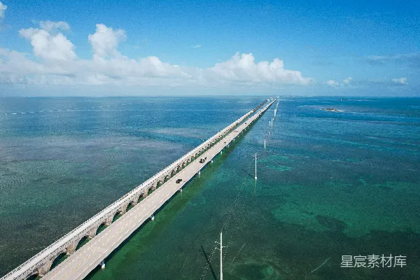 高清摄影 一座横跨海洋的大桥的空中俯瞰图