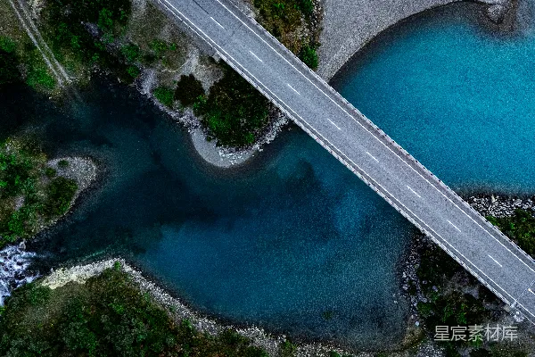 高清摄影 河口处的蓝色河水上的桥梁