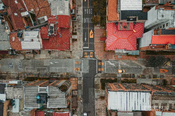 高清摄影 空中俯瞰街道十字路口，背景中有建筑物。