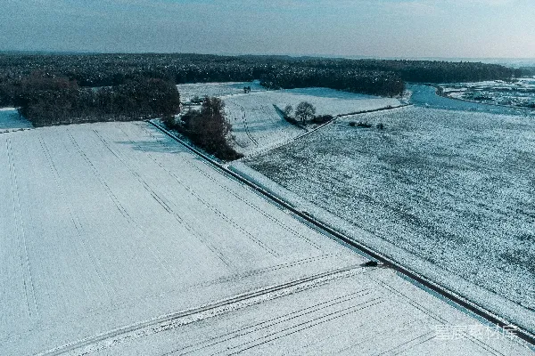 高清摄影 一个覆盖着雪的田野的空中俯瞰图