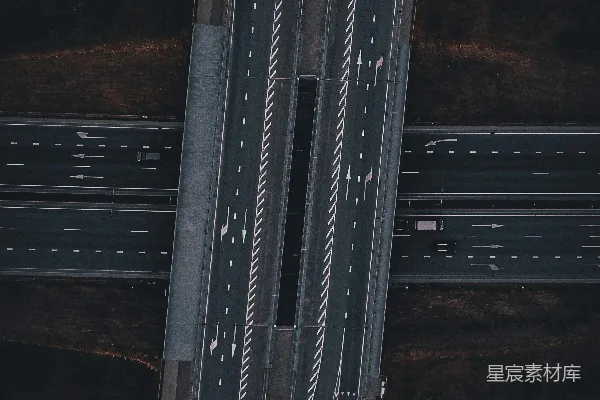 高清摄影 夜间航拍的一处高速公路交汇点的场景