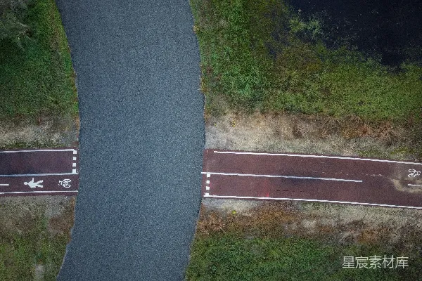 高清摄影 一条路上有两条箭头涂在上面的空中俯瞰视角。