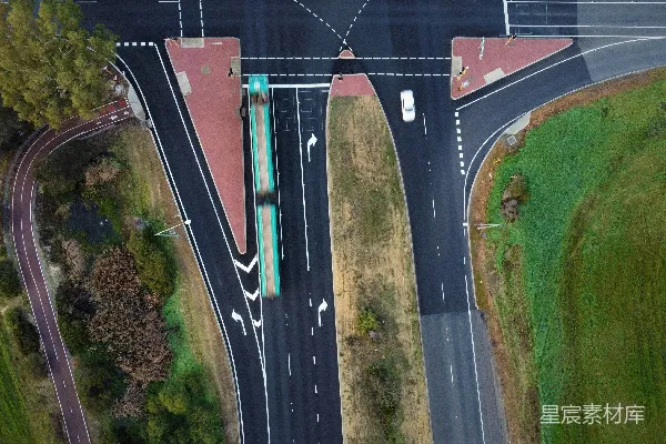 高清摄影 空中俯瞰一个十字路口，火车停在轨道上。