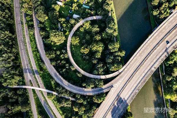 高清摄影 一个高架俯瞰视角的多车道高速公路交汇处