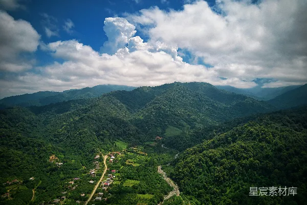 高清摄影 白天白云覆盖着青山蓝天。