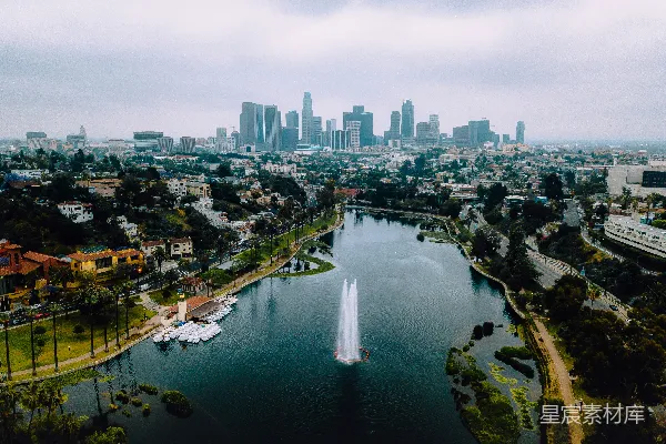 高清摄影 一片湖景，城市在背景中可见。