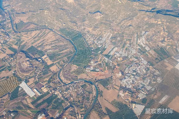 高清摄影 一座城市的俯瞰图和一条河流