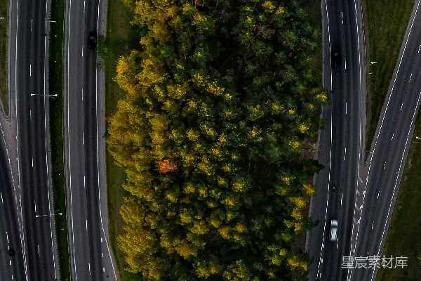 高清摄影 一条有多条车道的高速公路的俯瞰图
