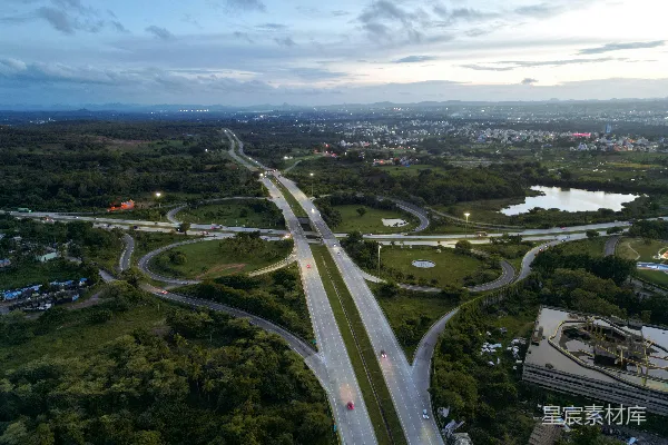 高清摄影 黄昏时分的高速公路交汇处鸟瞰图