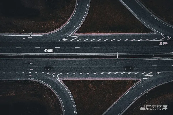 高清摄影 一个高架桥交叉路口的航拍图，有多条车道。
