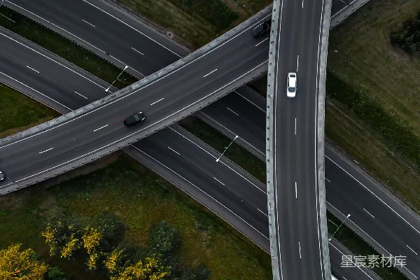 高清摄影 高速公路交叉口的空中俯瞰图，有多条车道。