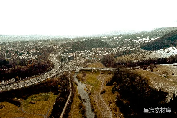 高清摄影 白天的空中俯瞰绿树和道路的景象