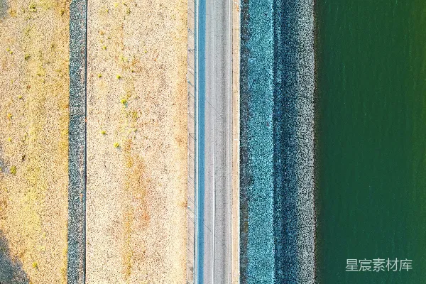高清摄影 一条道路靠近水体的空中俯瞰图