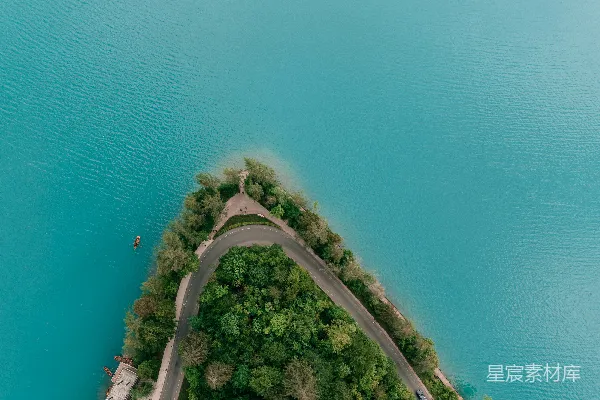 高清摄影 湖中央的一条道路的空中俯瞰图