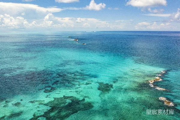 高清摄影 海上的航拍视角，可以看到水中的船只。