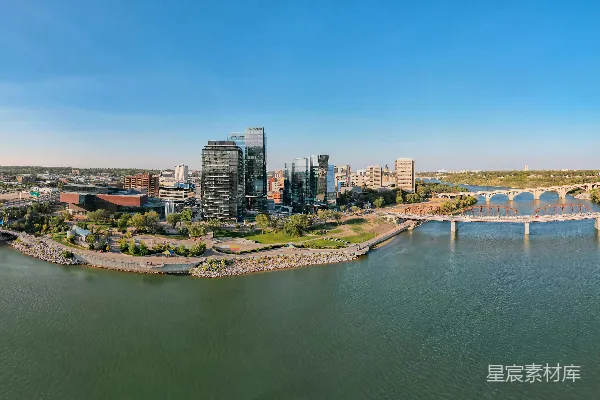 高清摄影 一片水域，背景中有一座城市。