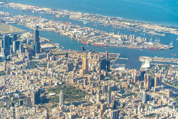 高清摄影 一个大城市的空中俯瞰图和一片水域